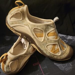 Merrell Mangrove Women's Beige Green and Gold  Shoes. Discontinued. Size 8